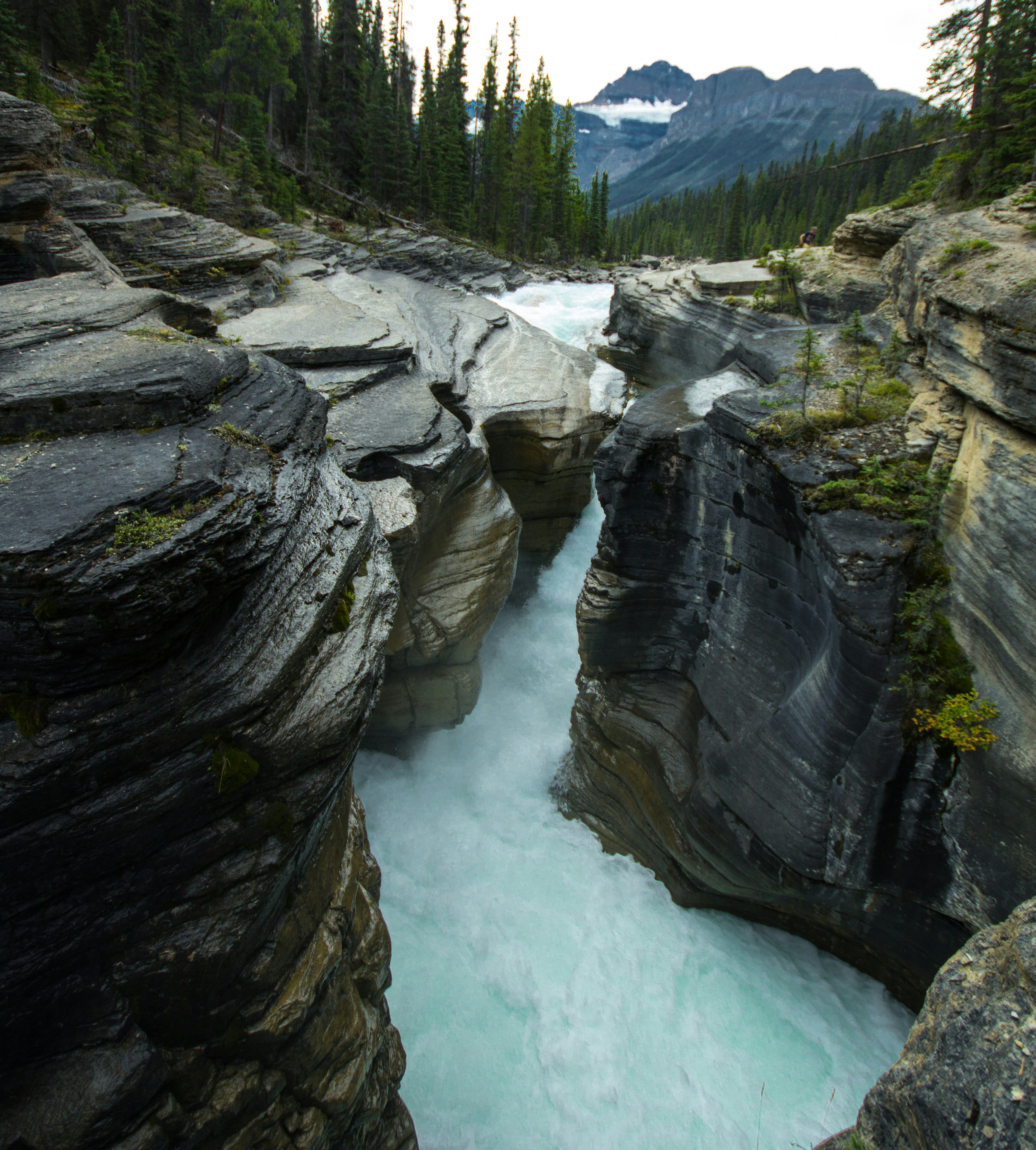 water falls between gray rocks